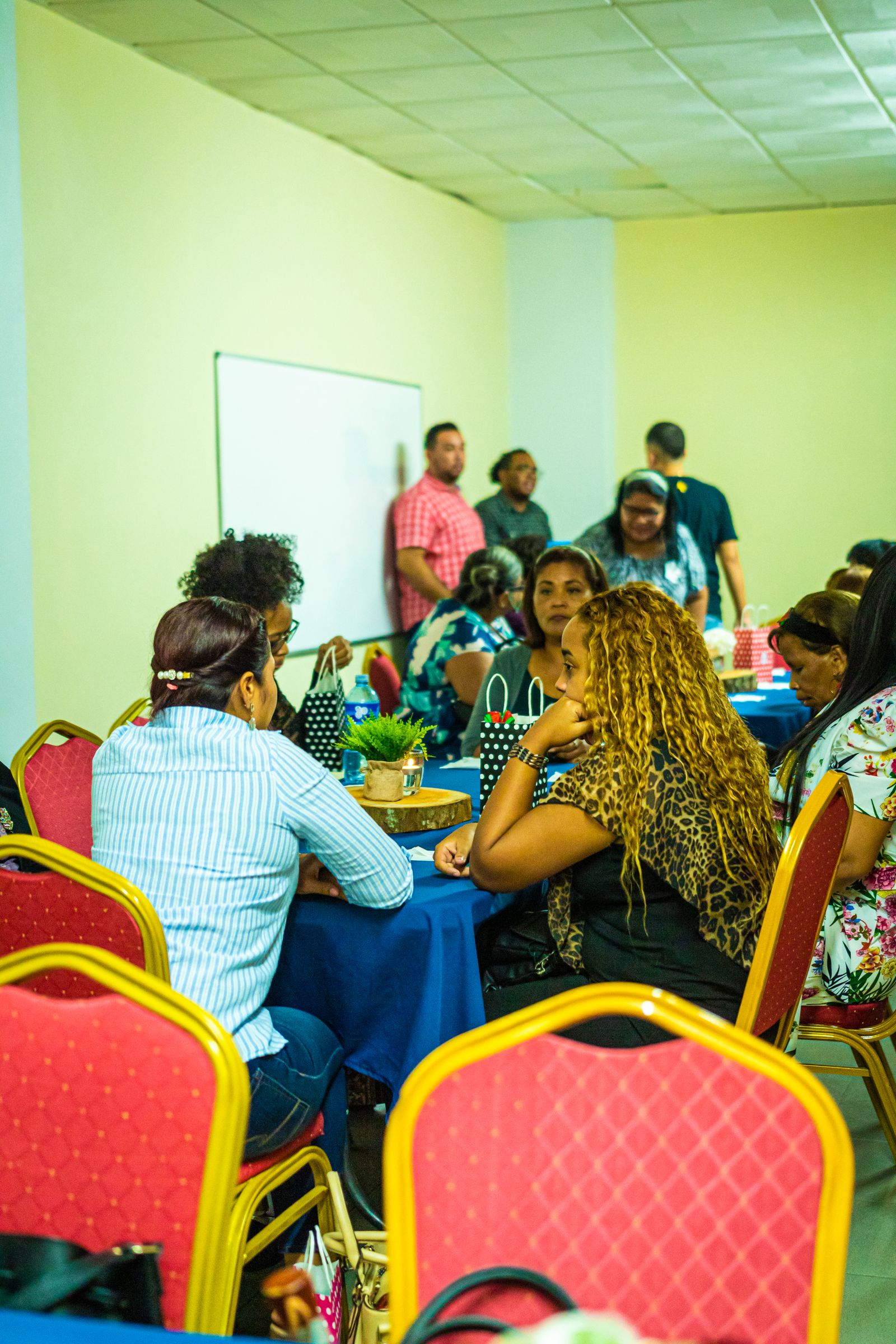 Fotografía genérica de personas compartiendo en una reunión comunitaria